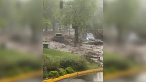 Preocupación por aluvión en Las Condes: registros captan a vehículos siendo arrastrados por el agua