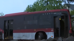 Chofer de micro arrastrada por aluvión relata angustia en su interior: "Lo único que sentía era que el bus se estaba destrozando"