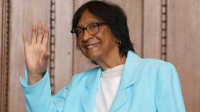 Lanzó broma sobre Trump y EE.UU. al recibir premio: Quién es Navi Pillay, la nueva Nobel de la Paz