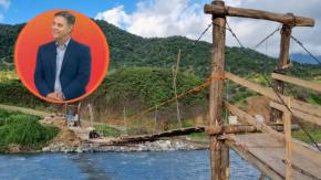 Río se llevó un puente en San Fernando por las lluvias y dejó a familias aisladas: Tienen que cruzar con tirolesa