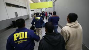 Chile expulsa a 56 extranjeros en nuevo vuelo: cinco tenían antecedentes policiales