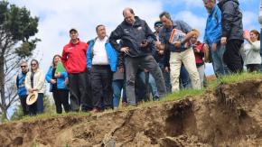 Graves grietas y hundimientos en viviendas de Arauco: Minvu evalúa reubicar a 300 familias