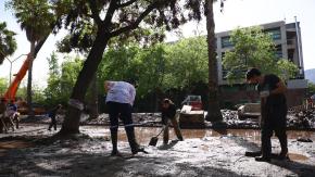 Incansable retiro de barro y piedras: Vecinos de Las Condes en alerta por regreso de la lluvia 