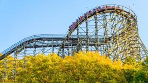 A vista de su esposa e hija: Hombre muere tras caer de una montaña rusa en parque Six Flags en Estados Unidos 