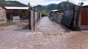 Senapred llama a evacuar campamento Ribera del Río en Talagante por desborde del Mapocho