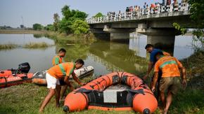 Mueren 13 niños en naufragio de barco en India