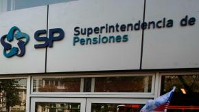 Medio estadounidense asegura que fondos de pensiones de Chile afrontan pérdidas de US$7.700 millones por apuestas a tasas de EE.UU.