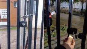 Temen por sus vidas: Vecinos de condominio preocupados por portón que los electrocuta