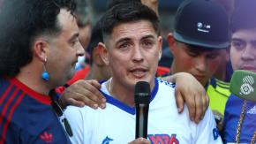 VIDEO | Escandaloso final en despedida de Matías Rodríguez: Hinchas invadieron a la cancha y jugador debió 'huir'