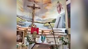 "¡Padre, padre! ¡Llamen a una ambulancia!": La reacción de feligreses luego que cruz de madera cayera sobre sacerdote en misa