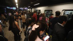 Metro de Santiago informa suspensión de servicio en varias estaciones en Línea 1 por "emergencia médica"