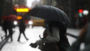 Se esperan hasta 35 mm en la RM: A qué hora se registrarán los pulsos de lluvia más intensos para este martes