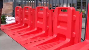 Municipalidad de Ñuñoa instala ‘barreras anti-olas’ para enfrentar sistema frontal: así funcionan los muros