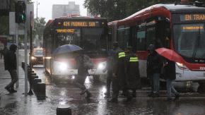 Este jueves sigue la lluvia en Santiago: Detallan en qué horario se espera el pulso más importante y cuánta agua caerá por sector