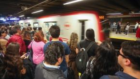 Metro cierra 10 estaciones de Línea 1 por emergencia médica: restablecimiento del servicio podría tardar más de una hora