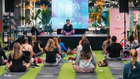 Cenco Malls incorpora el yoga a su campaña contra el cáncer de mama: ¿en qué consiste la iniciativa?