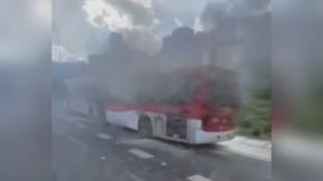Bus del transporte público se incendia en Vitacura: tránsito en tramo de Costanera Norte presenta restricción