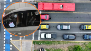 Captan a mujer conduciendo mientras utilizaba un computador: ¿Qué distancia recorres en 5 segundos sin mirar el camino?