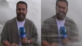 VIDEO | Periodista español y su camarógrafa fueron derribados por una ola en pleno despacho 
