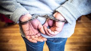 Lo esperó en su domicilio: Cómo mujer de 93 años engañó a estafador fingiendo caer en el fraude para lograr su arresto