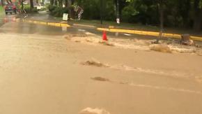 Nuevas inundaciones en San Carlos de Apoquindo: fuertes lluvias provocan anegamiento en calles de Las Condes