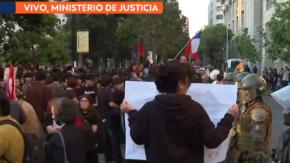 Manifestantes llegan hasta el Ministerio de Justicia para protestar contra ministro Rabat por rebajas de condenas a agresores sexuales de menores