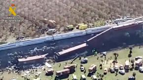 Suben a 30 los muertos tras choque de dos trenes de pasajeros en España: dos de los vagones cayeron por una pendiente