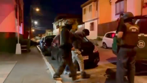 Es chileno y tenía 42 detenciones previas: Quién es el sujeto acusado de apuñalar a guardia de local chino en Valparaíso