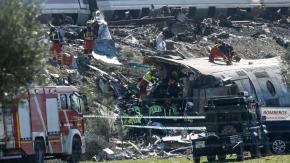 "Reanude con marcha normal": Difunden audios de maquinistas antes del choque de trenes en España que dejó 68 muertos