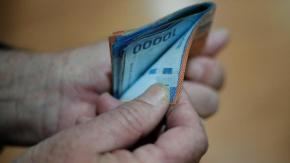 CMF propone exigir mostrar carnet para hacer depósitos en efectivos de $1 millón o más: los motivos detrás de la propuesta
