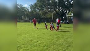 ¿Próxima estrella del fútbol? Niño de 3 años juega tan bien que padres de equipo rival llamaron a la Policía para expulsarlo