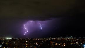 Incluye la RM: emiten aviso meteorológico por tormentas eléctricas a partir de HOY para seis regiones del país