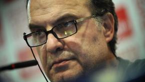 Exdirigido por Marcelo Bielsa dice que "es un enfermo a nivel increíble" y revela: "Una vez nos recibió casi en pelotas"