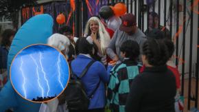 "Con paraguas no": Anuncian a qué hora es la lluvia más intensa este sábado en Santiago y dan recomendación para Halloween