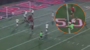 VIDEO | Árbitro expulsó a jugador y recibió brutal tackle: "Costillas rotas y pulmón colapsado"