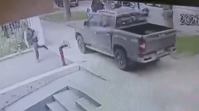 Sujeto huyó por la vereda con camioneta robada y casi atropella a peatones: está prófugo