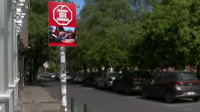 Vecinos de Barrio Brasil publican carteles para alertar por motochorros
