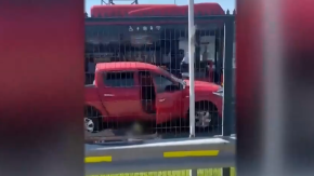 Discusión de choferes de camioneta y bus pudo terminar en tragedia en La Granja