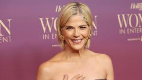 Selma Blair rompe el silencio tras ser arrestada por protagonizar altercado en avión: "Les pido sinceramente perdón"
