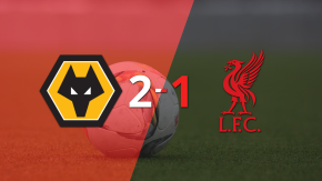 Liverpool no pudo con Wolverhampton y perdió 2 a 1 tras gol agónico