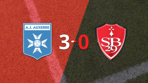Auxerre goleó 3-0 a Stade Brestois con doblete de Bryan Okoh
