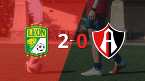 Con dos goles, León se impuso a Atlas en Nou Camp