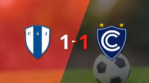 Cienciano saca agónico empate ante Juventud con gol de Carlos Garcés