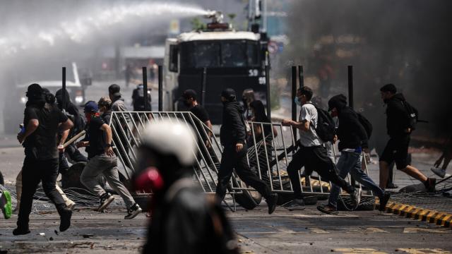 Carabineros confirma que detuvo a 29 personas por incidentes tras marcha no autorizada por 18-O