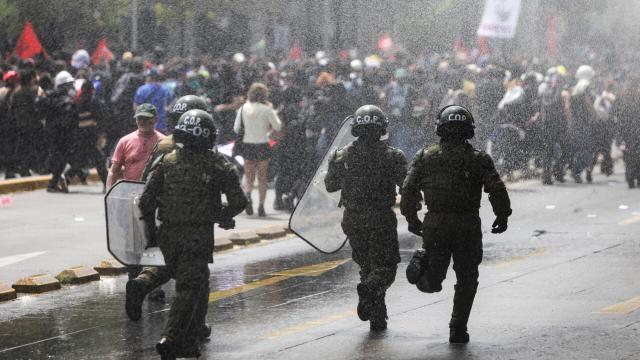 Servicio de Migraciones anuncia revocación de residencias a extranjeros detenidos en incidentes el 18 de octubre