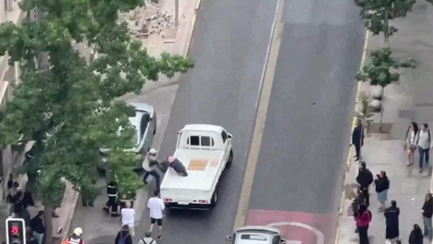 VIDEO | Motochorro cayó, fue detenido por transeúntes, pero logró escapar en un camión