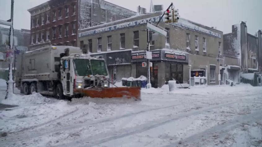 Histórica tormenta cubre de nieve Nueva York: hay dos personas muertas