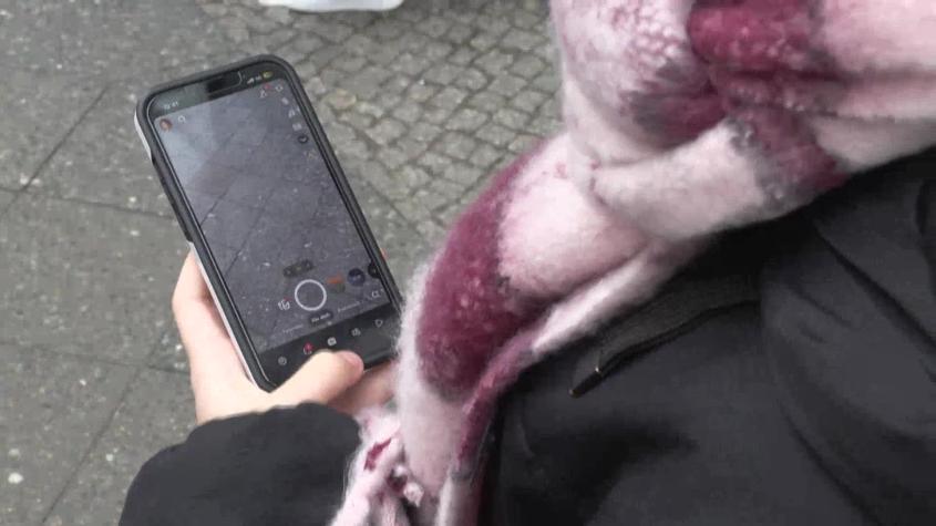 España prohíbe acceso a redes sociales a menores de 16 años: Jóvenes chilenos reaccionan