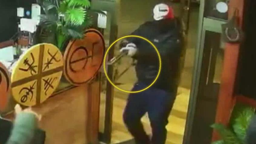 Delincuentes armados asaltan restaurante en Coronel y roban a clientes