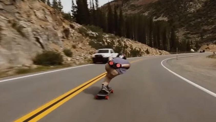[VIDEO] Skater demuestra gran destreza mientras desciende por carretera